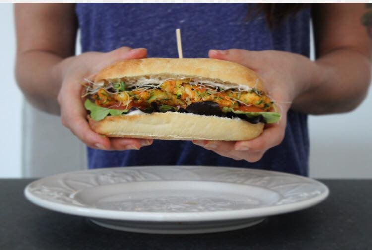 Courgette, wortel en halloumi burger